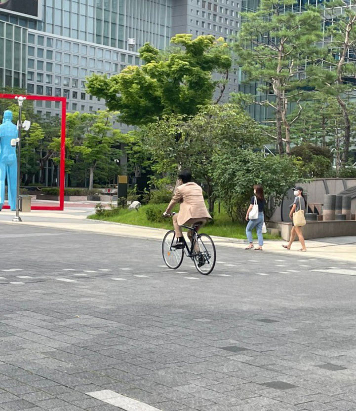 撮影中のユノ発見！MBC隣の交差点で撮影してるみたいです。