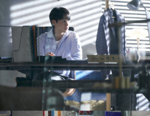 4/19『レース』チョン・ユンホのスチール公開!!「若いCEOの柔軟性、周囲を観察しながら準備」