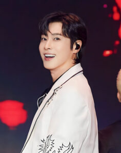 初めて彼を見た。彼はとてもハンサムだ...ワインのように上質に熟成している 🫶🏻