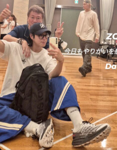 ステージの上で皆さんの笑顔を見ながら一生懸命頑張って、一緒に楽しむのがすごく”しあわせな瞬間”かな〜と思います。byユノ♡